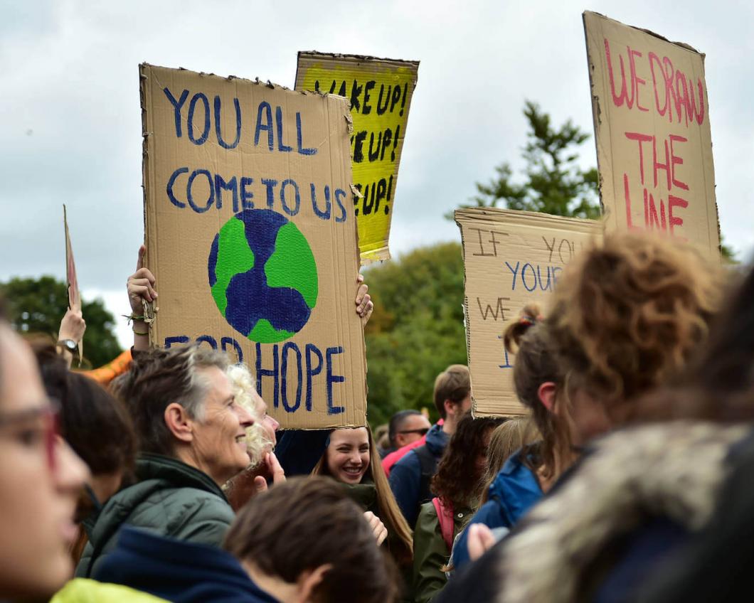 Klimaatdemonstranten met borden